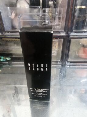 NEW Bobbi Brown Skin Long-Wear Weightless Foundation — Sand 2